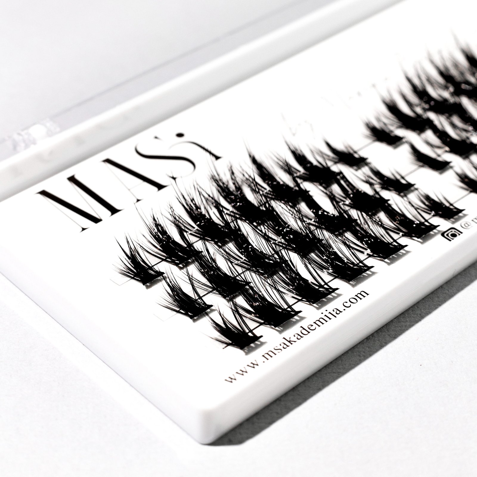 Dirbtinės blakstienos kuokšteliais