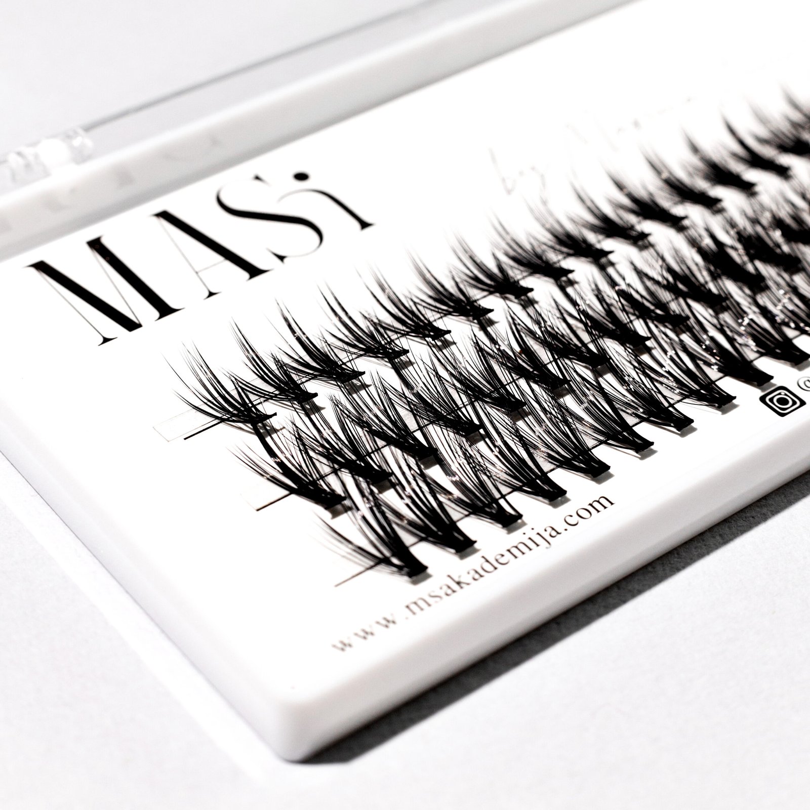 blakstienos kuokšteliais